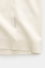 Nahaufnahme aus seitlicher Perspektive des cremfarbenen 04651/ A trip in a bag Poloshirt 'Wool TP' mit Piqué aus Baumwolle und Wolle, weichem Griff, Slim Fit, klassischem Polokragen, glatter Drei-Knopf-Leiste, kleinem Weblabel in der Seitennaht und komfor