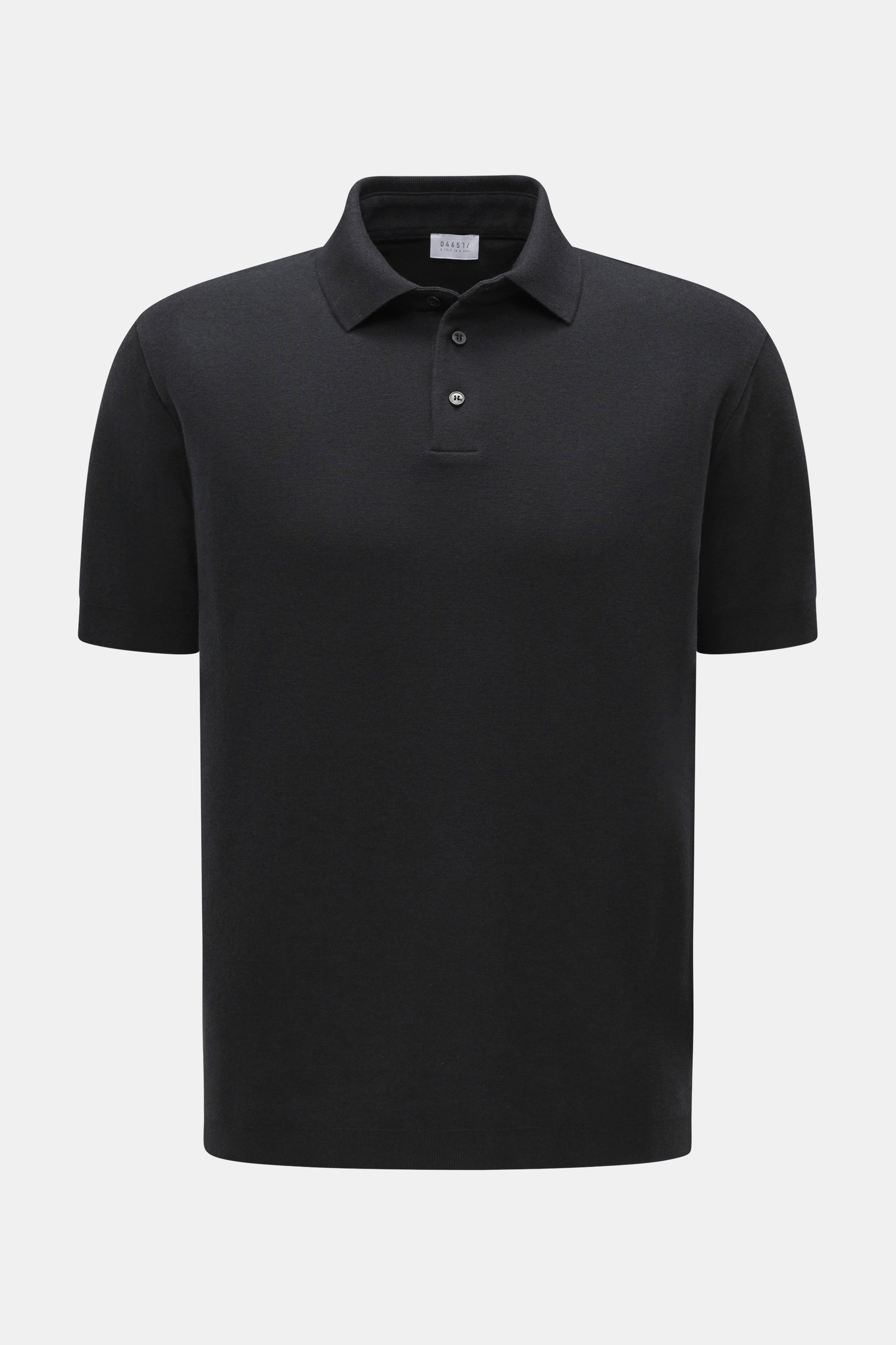 Frontale Nahaufnahme des 04651/ A trip in a bag Poloshirt 'Wool TP' schwarz, Slim Fit aus Piqué Baumwolle und Wolle, weicher Griff, klassischer Polokragen, glatte Drei-Knopf-Leiste, kleines Weblabel in der Seitennaht, komfortable Rippbündchen.