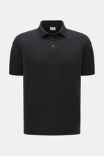 Frontale Nahaufnahme des 04651/ A trip in a bag Poloshirt 'Wool TP' schwarz, Slim Fit aus Piqué Baumwolle und Wolle, weicher Griff, klassischer Polokragen, glatte Drei-Knopf-Leiste, kleines Weblabel in der Seitennaht, komfortable Rippbündchen.