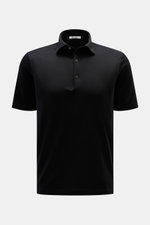 Stefan Brandt Jersey-Poloshirt 'Luca' schwarz, Slim Fit, Jersey aus Sea Island Baumwolle, weiche Haptik, Polokragen, Drei-Knopf-Leiste, Saumschlitze, leicht verlängerte Rückseite, Frontansicht.