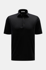 Stefan Brandt Jersey-Poloshirt 'Luca' schwarz, Slim Fit, Jersey aus Sea Island Baumwolle, weiche Haptik, Polokragen, Drei-Knopf-Leiste, Saumschlitze, leicht verlängerte Rückseite, Frontansicht.