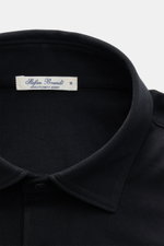 Nahaufnahme von Polokragen des Stefan Brandt Jersey-Poloshirt 'Luca' schwarz, Slim Fit, Jersey aus reiner Sea Island Baumwolle, weiche Haptik, Drei-Knopf-Leiste, kurze Saumschlitze, leicht verlängerte Rückseite.
