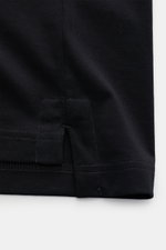 Nahaufnahme des Saums vom Stefan Brandt Jersey-Poloshirt 'Luca' schwarz, Slim Fit, Jersey aus reiner Sea Island Baumwolle, weiche Haptik, kurze Saumschlitze, leicht verlängerte Rückseite.