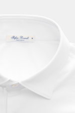 Nahaufnahme des weißen Stefan Brandt Jersey-Poloshirts 'Luca' aus reiner Sea Island Baumwolle mit Slim Fit, Polokragen und Drei-Knopf-Leiste, frontal fotografiert.