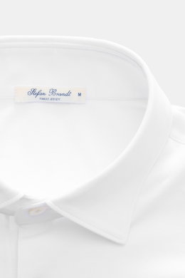Nahaufnahme des weißen Stefan Brandt Jersey-Poloshirts 'Luca' aus reiner Sea Island Baumwolle mit Slim Fit, Polokragen und Drei-Knopf-Leiste, frontal fotografiert.