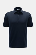 Stefan Brandt Jersey-Poloshirt 'Luca' dark navy, frontal, Slim Fit, Jersey aus reiner Sea Island Baumwolle, weiche Haptik, Polokragen, Drei-Knopf-Leiste, kurze Saumschlitze, verlängerte Rückseite.