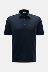 Stefan Brandt Jersey-Poloshirt 'Luca' dark navy, frontal, Slim Fit, Jersey aus reiner Sea Island Baumwolle, weiche Haptik, Polokragen, Drei-Knopf-Leiste, kurze Saumschlitze, verlängerte Rückseite.