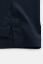 Nahaufnahme von kurzen Saumschlitzen des Stefan Brandt Jersey-Poloshirt 'Luca' dark navy, Slim Fit, Jersey aus reiner Sea Island Baumwolle, besonders weich, konfektionierter Polokragen, Drei-Knopf-Leiste, leicht verlängerte Rückseite, fotografiert von der