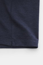 Brunello Cucinelli Jersey-Poloshirt dunkelblau meliert, Detailaufnahme Saum mit kurzen Schlitzen aus Woll-Mix-Jersey, weicher Griff, Regular Fit.