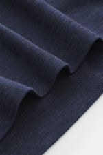 Brunello Cucinelli Jersey-Poloshirt dunkelblau meliert, Detailaufnahme aus Nahperspektive zeigt weichen Woll-Mix-Jersey mit Regular Fit, Polokragen und Drei-Knopf-Leiste.