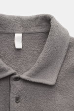 Nahaufnahme des dunkelgrauen 04651/ A trip in a bag Fleece Langarm-Poloshirt von schräg oben, Fleece aus reiner Baumwolle, softer Griff, garment dyed, Regular Fit, typischer Polokragen, Drei-Knopf-Leiste, kleines Weblabel in der Seitennaht, kurze Saumschl