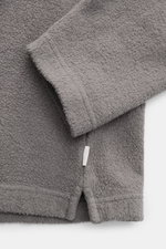Detailaufnahme von Ärmel und Saum mit kurzem Schlitz des 04651/ A trip in a bag Fleece Langarm-Poloshirt dunkelgrau, fleece aus reiner Baumwolle, softer Griff, garment dyed, Regular Fit, typischer Polokragen, Drei-Knopf-Leiste, kleines Weblabel in der Sei