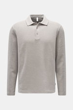 Vorderansicht des grauen 04651/ A trip in a bag Fleece Langarm-Poloshirts aus reiner Baumwolle mit softem Griff, garment dyed, Regular Fit, typischem Polokragen, Drei-Knopf-Leiste, kleinem Weblabel in der Seitennaht und kurzen Saumschlitzen.