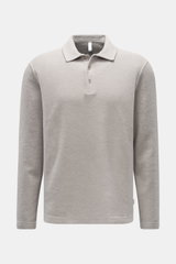 Vorderansicht des grauen 04651/ A trip in a bag Fleece Langarm-Poloshirts aus reiner Baumwolle mit softem Griff, garment dyed, Regular Fit, typischem Polokragen, Drei-Knopf-Leiste, kleinem Weblabel in der Seitennaht und kurzen Saumschlitzen.