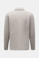 Rückansicht des grauen 04651/ A trip in a bag Fleece Langarm-Poloshirts aus reiner Baumwolle, soft, garment dyed, Regular Fit, Polokragen, Drei-Knopf-Leiste, Weblabel, Saumschlitze.