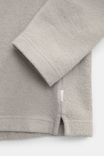 04651/ A trip in a bag Fleece Langarm-Poloshirt grau, Detailaufnahme von Ärmel und Saum mit kurzen Saumschlitzen, Fleece aus reiner Baumwolle, softer Griff, garment dyed, Regular Fit, typischer Polokragen, Drei-Knopf-Leiste, kleines Weblabel in der Seiten