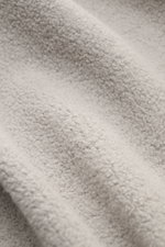 Alt-Tag (124 Zeichen): Nahaufnahme des weichen grauen Fleece-Stoffs des 04651/ A trip in a bag Fleece Langarm-Poloshirt mit Baumwolle, Regular Fit.