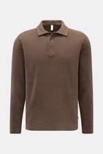 Frontale Nahaufnahme des 04651/ A trip in a bag Fleece Langarm-Poloshirt braun aus reinem Baumwoll-Fleece, softem Griff, garment dyed, Regular Fit, typischem Polokragen, Drei-Knopf-Leiste, kleinem Weblabel in der Seitennaht und kurzen Saumschlitzen.
