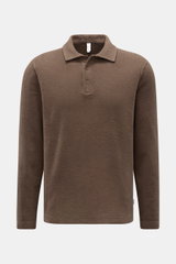Frontale Nahaufnahme des 04651/ A trip in a bag Fleece Langarm-Poloshirt braun aus reinem Baumwoll-Fleece, softem Griff, garment dyed, Regular Fit, typischem Polokragen, Drei-Knopf-Leiste, kleinem Weblabel in der Seitennaht und kurzen Saumschlitzen.