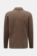 Rückansicht des braunen 04651/ A trip in a bag Fleece Langarm-Poloshirts aus reiner Baumwolle, soft, garment dyed, Regular Fit, Polokragen, Drei-Knopf-Leiste, Weblabel, Saumschlitze.