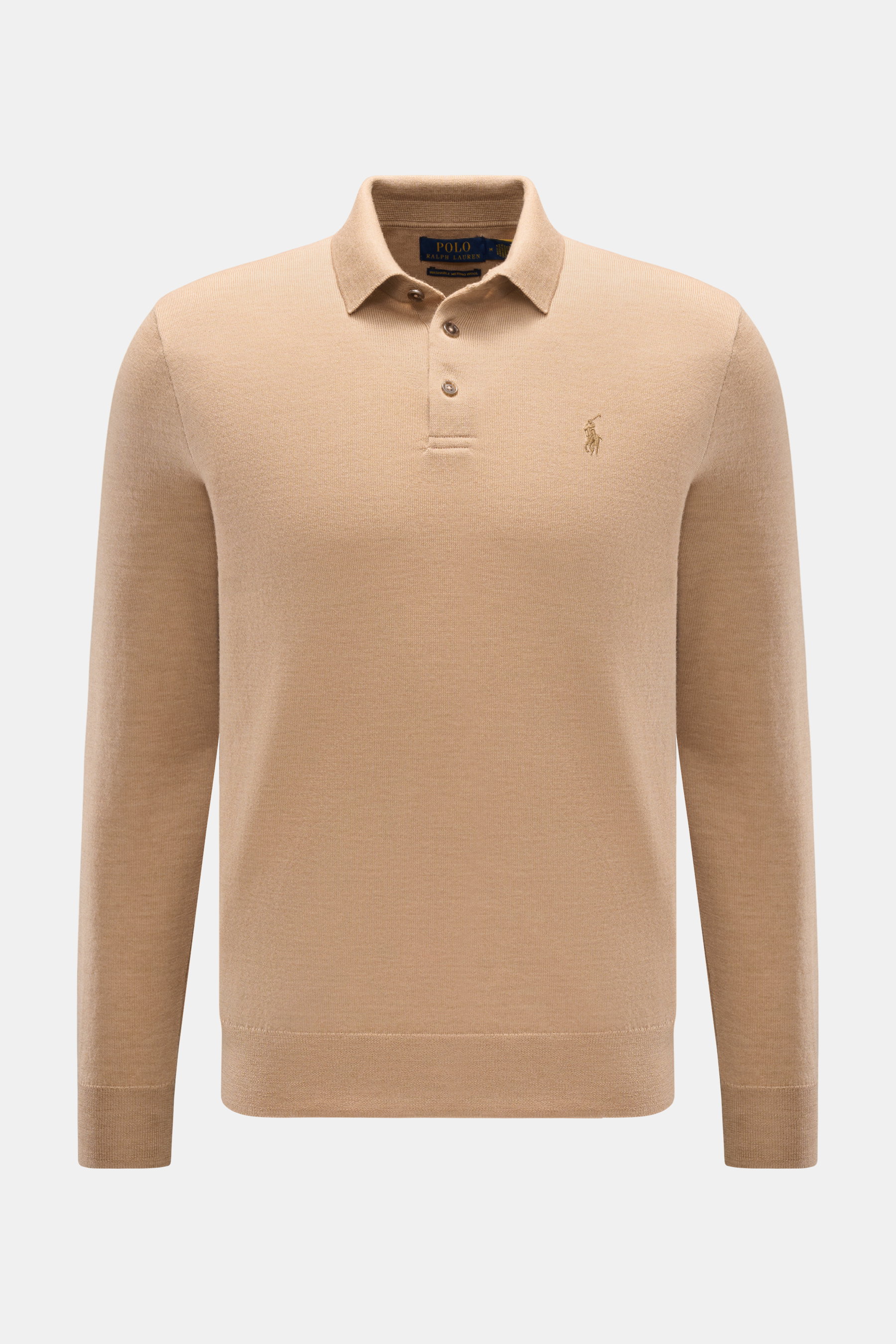 Polo Ralph Lauren Strickpolo beige, frontal fotografiert, aus reiner, softer Wolle mit feinem Strickbild, Slim Fit, Polokragen, drei Knöpfe, tonales Logo, elastische Bündchen.