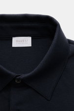 Close-up front view of the collar and label of the 04651/ A trip in a bag Longsleeve-Poloshirt dark navy in soft cotton-cashmere piqué jersey.

<p>Dieses Longsleeve-Poloshirt von 04651/ A TRIP IN A BAG aus softem Piqué-Jersey wurde aus einem edlen Baumwol