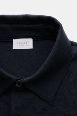 Close-up front view of the collar and label of the 04651/ A trip in a bag Longsleeve-Poloshirt dark navy in soft cotton-cashmere piqué jersey.

<p>Dieses Longsleeve-Poloshirt von 04651/ A TRIP IN A BAG aus softem Piqué-Jersey wurde aus einem edlen Baumwol