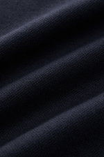 Close-up front view of dark navy fabric texture of 04651/ A trip in a bag Longsleeve-Poloshirt made from soft cotton-cashmere piqué jersey.

<p>Dieses Longsleeve-Poloshirt von 04651/ A TRIP IN A BAG aus softem Piqué-Jersey wurde aus einem edlen Baumwoll-C