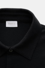 Close-up front view of the collar and top button of the 04651/ A trip in a bag Longsleeve-Poloshirt schwarz in soft black Piqué-Jersey.

<p>Dieses Longsleeve-Poloshirt von 04651/ A TRIP IN A BAG aus softem Piqué-Jersey wurde aus einem edlen Baumwoll-Cashm