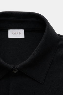 Close-up front view of the collar and top button of the 04651/ A trip in a bag Longsleeve-Poloshirt schwarz in soft black Piqué-Jersey.

<p>Dieses Longsleeve-Poloshirt von 04651/ A TRIP IN A BAG aus softem Piqué-Jersey wurde aus einem edlen Baumwoll-Cashm