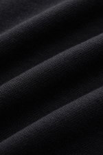 Close-up view of the black fabric texture of the 04651/ A trip in a bag Longsleeve-Poloshirt schwarz, highlighting its soft Piqué-Jersey knit.

Description: <p>Dieses Longsleeve-Poloshirt von 04651/ A TRIP IN A BAG aus softem Piqué-Jersey wurde aus einem 