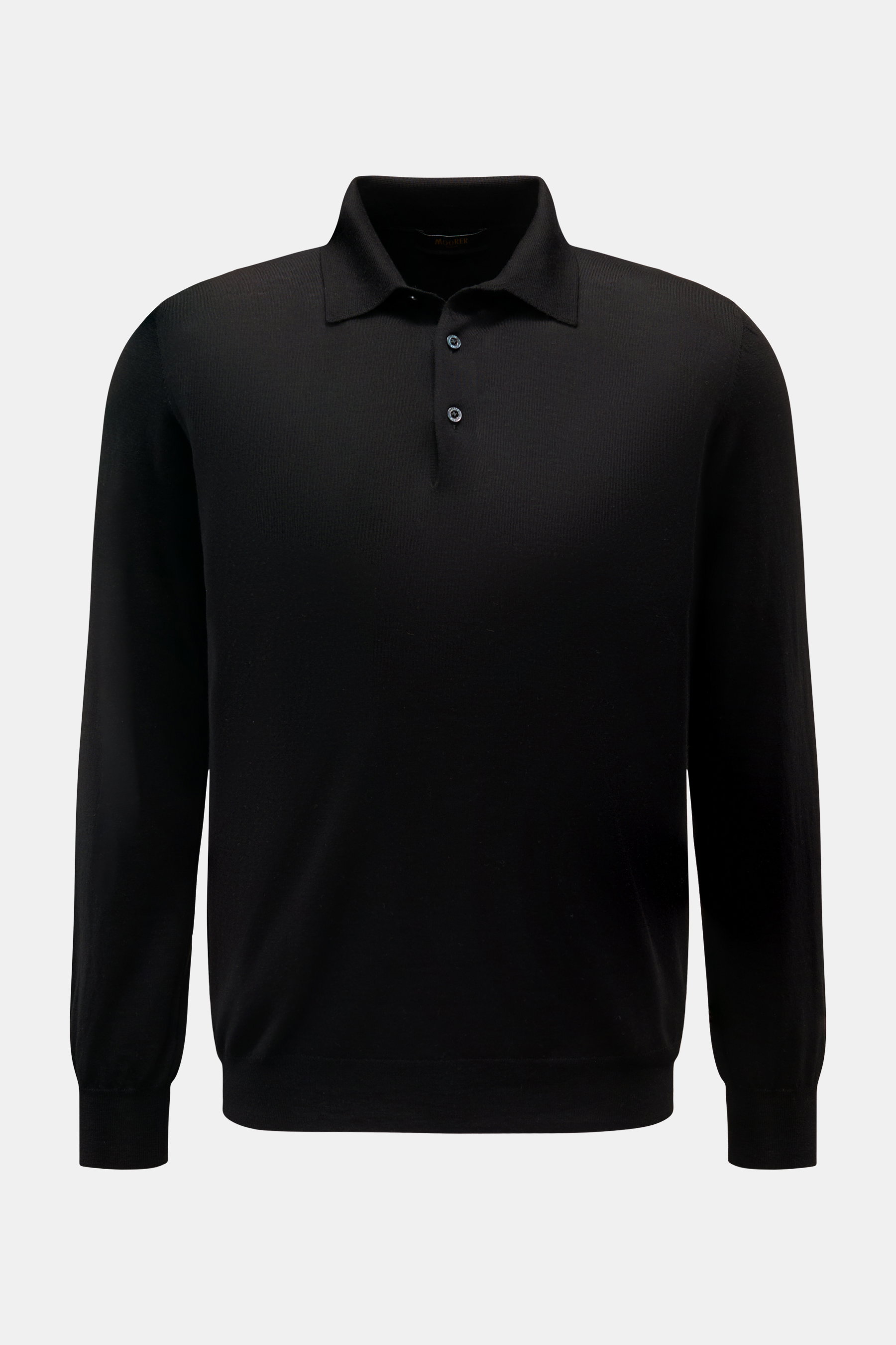Moorer Strickpolo 'Alonso' schwarz, Slim Fit, aus feiner Wolle mit Polokragen, glatter Knopfleiste, flexible Rippbündchen, Frontalansicht.