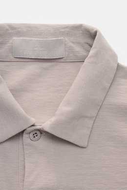 Stone Island Longsleeve-Poloshirt 'Ghost Piece' grau in Extra Slim Fit, Nahaufnahme von Polokragen, Knopf und tonalem Logo, Jersey Baumwolle.