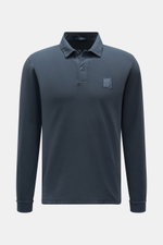 Stone Island Longsleeve-Poloshirt "Ghost Piece" graublau, frontale Ansicht, garment dyed Jersey aus Baumwolle, slim fit, Polokragen, tonales Kompasslogo.