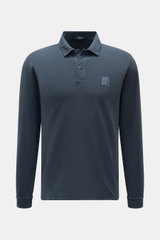Stone Island Longsleeve-Poloshirt "Ghost Piece" graublau, frontale Ansicht, garment dyed Jersey aus Baumwolle, slim fit, Polokragen, tonales Kompasslogo.