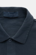 Stone Island Longsleeve-Poloshirt "Ghost Piece" graublau, Nahaufnahme von Polokragen, Zwei-Knopf-Leiste, tonalem Weblabel, reine Baumwolle.