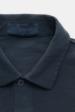 Stone Island Longsleeve-Poloshirt "Ghost Piece" graublau, Nahaufnahme von Polokragen, Zwei-Knopf-Leiste, tonalem Weblabel, reine Baumwolle.