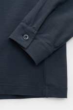 Stone Island Longsleeve-Poloshirt 'Ghost Piece' graublau, Detailaufnahme Ärmel und Saum, reine Baumwolle, garment dyed, tonales Kompasslogo.