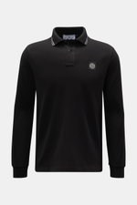 Front view of Stone Island Longsleeve-Poloshirt schwarz in black, slim fit, garment-dyed cotton jersey with piqué texture, contrast stripe collar, tonal logo, button placket, and short side slits. Legere Kombinationen gelingen mit diesem klassischen Longs