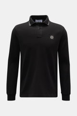 Front view of Stone Island Longsleeve-Poloshirt schwarz in black, slim fit, garment-dyed cotton jersey with piqué texture, contrast stripe collar, tonal logo, button placket, and short side slits. Legere Kombinationen gelingen mit diesem klassischen Longs