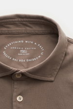 Fedeli Jersey Longsleeve-Poloshirt 'Zero' taupe, detailreiche Nahaufnahme von Kragen und Perlmuttknöpfen, aus nachhaltiger Giza-Bio-Baumwolle, Slim Fit, glatter Jersey mit seitlichen Saumschlitzen.