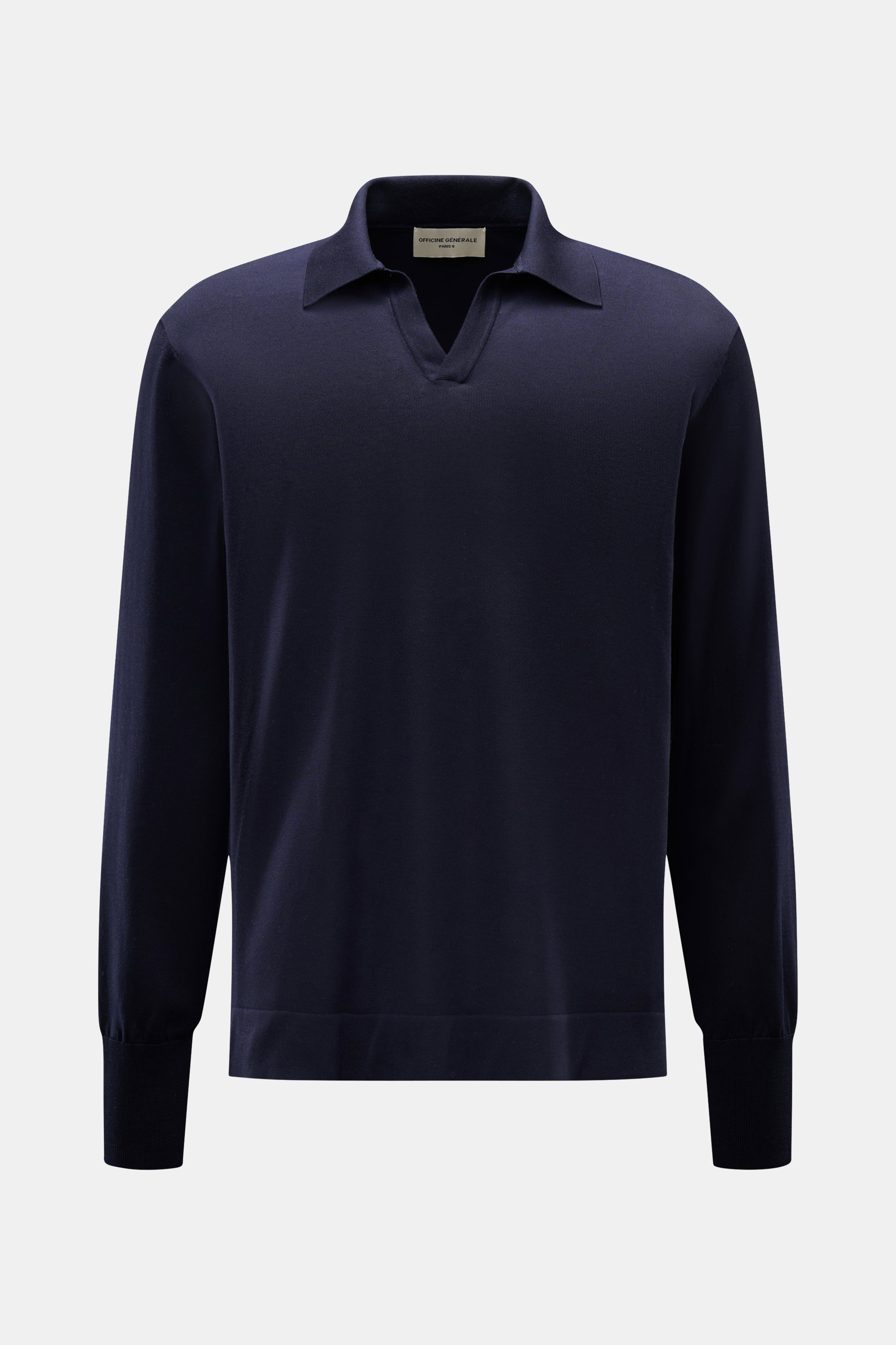 Officine Générale Strickpolo 'Simone' navy, langärmelig, Regular Fit, klassischer Polokragen, weicher Griff, feines Strickbild, Rippbündchen, frontal fotografiert.