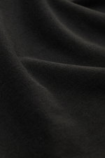 Gran Sasso Jersey Longsleeve-Poloshirt schwarz Detailaufnahme der Baumwoll-Jersey-Struktur, leicht griffig, aus nächster Nähe fotografiert.
