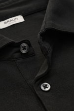 Gran Sasso Jersey Longsleeve-Poloshirt schwarz aus Baumwolljersey in Slim Fit, Haifischkragen, glatter Drei-Knopf-Leiste, Detailfoto.