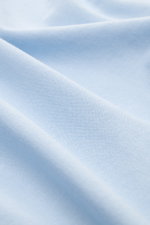 Gran Sasso Jersey Longsleeve-Poloshirt hellblau aus Baumwoll-Jersey mit Haifischkragen, Slim Fit, glatter Drei-Knopf-Leiste, Sportmanschette, seitliche Saumschlitze, Detailaufnahme des Stoffes.