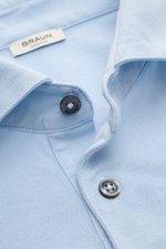 Gran Sasso Jersey Longsleeve-Poloshirt hellblau in Nahaufnahme von oben, Baumwolljersey, Slim Fit, Haifischkragen, Drei-Knopf-Leiste, seitliche Saumschlitze.