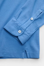 Nahaufnahme des linken Ärmelbunds und seitlichen Saums des BRAUN Hamburg Jersey Longsleeve-Poloshirt blau, Slim Fit, aus Baumwoll-Jersey mit Haifisch-Polokragen, glatter Drei-Knopf-Leiste, klassischer Sportmanschette und seitlichen Saumschlitzen, sportiv 