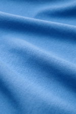 Nahaufnahme des blauen BRAUN Hamburg Jersey Longsleeve-Poloshirts mit feiner Baumwollstruktur und leichter Griffigkeit in Detailperspektive.
