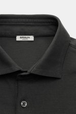 Nahaufnahme des BRAUN Hamburg Jersey Longsleeve-Poloshirts anthrazit, von oben fotografiert, mit Haifisch-Kragen, glatter Drei-Knopf-Leiste, Slim Fit und seitlichen Saumschlitzen aus leicht griffigem Baumwolljersey.