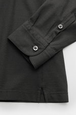 Nahaufnahme des Ärmels und seitlichen Saums vom BRAUN Hamburg Jersey Longsleeve-Poloshirt anthrazit aus Baumwolle mit Slim Fit, Haifischkragen, glatter Drei-Knopf-Leiste, klassischer Sportmanschette und seitlichen Saumschlitzen, fotografiert aus schräger 